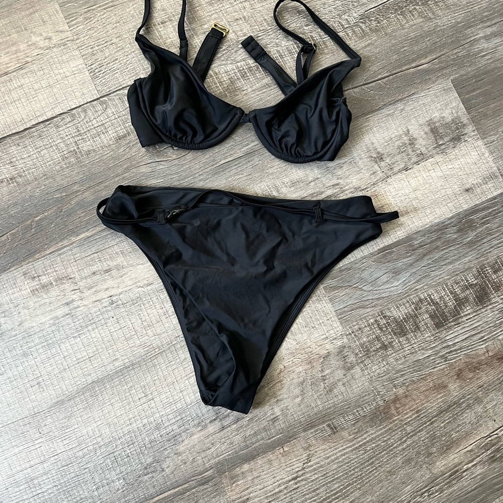Andie  Black Bikini. Size Large